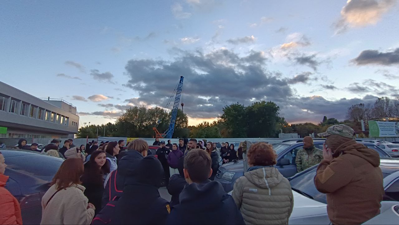 Новини Тернополя - фото з «Пити і їсти не давати!» Біля Орнави сутичка через блокування цивільних у авто