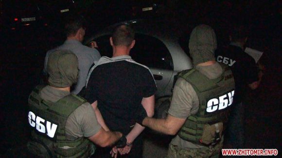 У Житомирі затримали диверсійну групу, яка планувала підірвати декілька будівель У Житомирі затримали диверсійну групу, яка планувала підірвати декілька будівель
