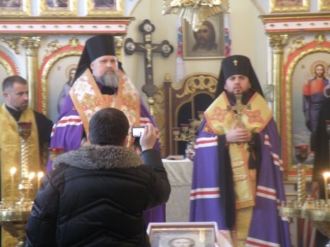 Сьогодні у Вінницю прибув новий керуючий єпархією УПЦ (КП). Його зустрічали мітингом, фото №7 на сайті 20minut.ua