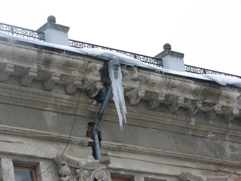 Фото дня: великі бурульки звисають з даху театру, фото №2 на сайті 20minut.ua