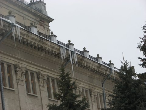 Фото дня: великі бурульки звисають з даху театру, фото №1 на сайті 20minut.ua