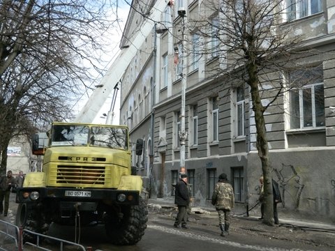 Фото дня: У центрі Тернополя зносять вуличні ліхтарі, фото №2 на сайті 20minut.ua