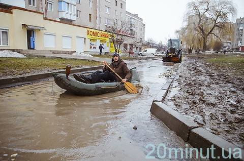 Калюжами Тернополя можна кататися і човном, фото №7 на сайті 20minut.ua