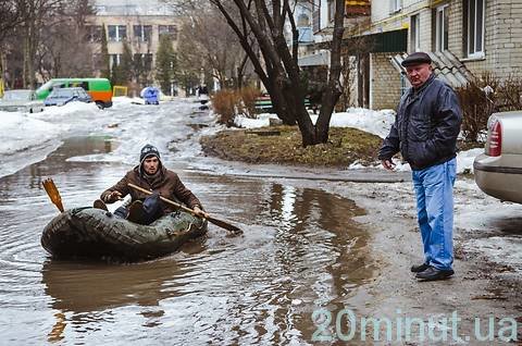 Калюжами Тернополя можна кататися і човном, фото №1 на сайті 20minut.ua