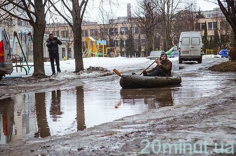 Калюжами Тернополя можна кататися і човном, фото №8 на сайті 20minut.ua