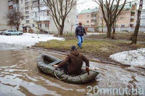 Калюжами Тернополя можна кататися і човном, фото №2 на сайті 20minut.ua