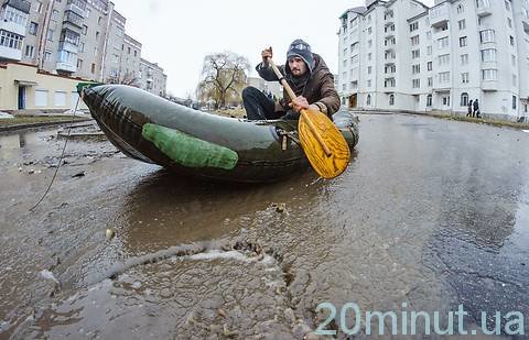 Калюжами Тернополя можна кататися і човном, фото №5 на сайті 20minut.ua