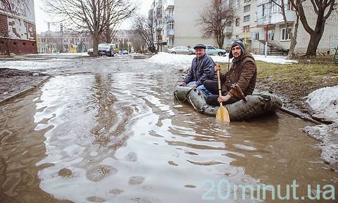 Калюжами Тернополя можна кататися і човном, фото №3 на сайті 20minut.ua