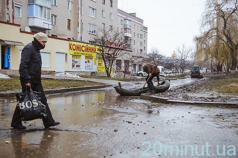 Калюжами Тернополя можна кататися і човном, фото №6 на сайті 20minut.ua
