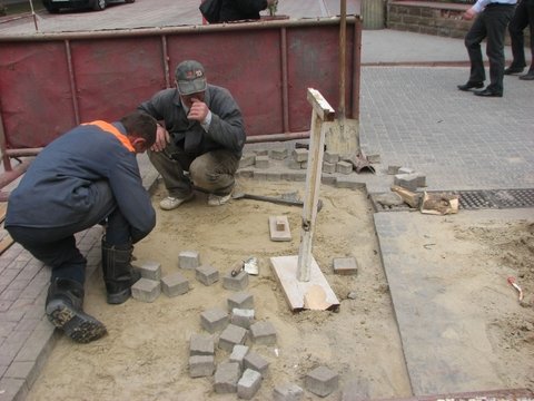 У центрі Тернополя на вулиці Валовій утворилась величезна яма на сайті 20minut.ua У центрі Тернополя на вулиці Валовій утворилась величезна яма, фото №2 на сайті 20minut.ua