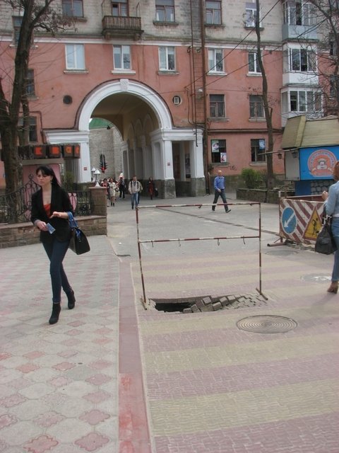 У центрі Тернополя на вулиці Валовій утворилась величезна яма на сайті 20minut.ua У центрі Тернополя на вулиці Валовій утворилась величезна яма, фото №1 на сайті 20minut.ua