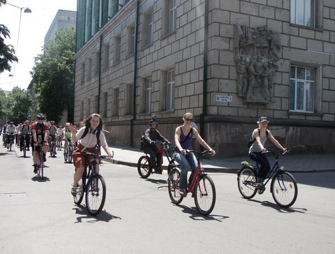 Тернопільські велосипедисти влаштували ретропарад центром міста (ФОТО, ВІДЕО) на сайті 20minut.ua Тернопільські велосипедисти влаштували ретропарад центром міста (ФОТО, ВІДЕО), фото №5 на сайті 20minut.ua