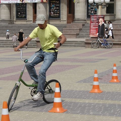 Тернопільські велосипедисти влаштували ретропарад центром міста (ФОТО, ВІДЕО) на сайті 20minut.ua Тернопільські велосипедисти влаштували ретропарад центром міста (ФОТО, ВІДЕО), фото №4 на сайті 20minut.ua