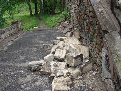 Фото дня: поруч парку ім. Т. Шевченка обвалилися сходи на сайті 20minut.ua Фото дня: поруч парку ім. Т. Шевченка обвалилися сходи, фото №2 на сайті 20minut.ua