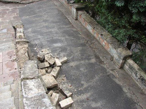 Фото дня: поруч парку ім. Т. Шевченка обвалилися сходи на сайті 20minut.ua Фото дня: поруч парку ім. Т. Шевченка обвалилися сходи, фото №1 на сайті 20minut.ua