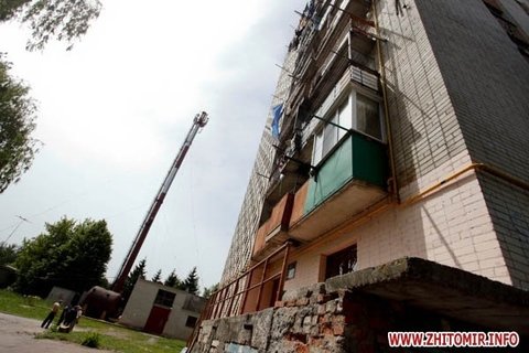 Надзвичайна ситуація в Житомирі. Жителів 9-поверхового будинку на Польовій попередили про відселення. на сайті 20minut.ua Надзвичайна ситуація в Житомирі. Жителів 9-поверхового будинку на Польовій попередили про відселення., фото №1 на сайті 20minut.ua