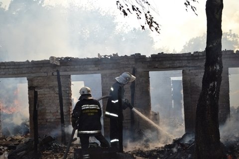 В Коростишеві згоріло два автомобілі, мотоцикл і чотири гаражі на сайті 20minut.ua В Коростишеві згоріло два автомобілі, мотоцикл і чотири гаражі , фото №2 на сайті 20minut.ua