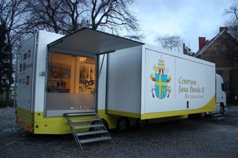 Житомиряни побачили особисті речі Папи  Івана Павла ІІ, фото №1 на сайті 20minut.ua