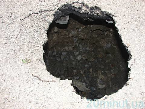 У Тернополі, поруч військової частини, утворюється чергове провалля на сайті 20minut.ua У Тернополі, поруч військової частини, утворюється чергове провалля, фото №1 на сайті 20minut.ua