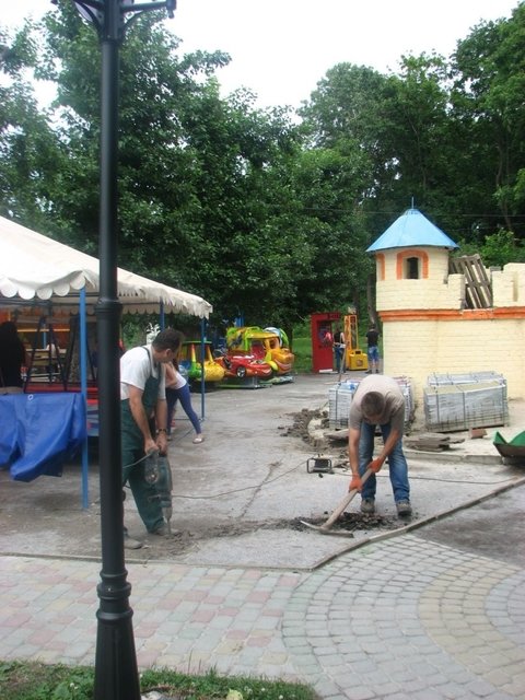Фото дня: Завершують класти плитку на дитячому майданчику на сайті 20minut.ua Фото дня: Завершують класти плитку на дитячому майданчику, фото №1 на сайті 20minut.ua