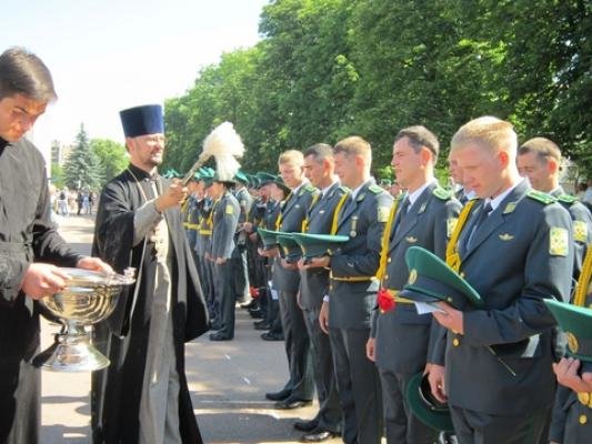 Випускники-прикордонники обіймалися, пили шампанське та роздавали гроші , фото №1 на сайті vsim.ua