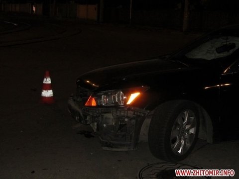 ДТП в Житомирі: Volkswagen розвернуло майже на 180 градусів і викинуло на тротуар на сайті 20minut.ua ДТП в Житомирі: Volkswagen розвернуло майже на 180 градусів і викинуло на тротуар, фото №2 на сайті 20minut.ua