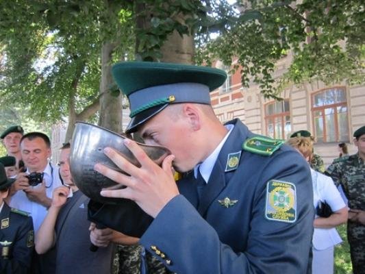 Випускники-прикордонники обіймалися, пили шампанське та роздавали гроші , фото №11 на сайті vsim.ua