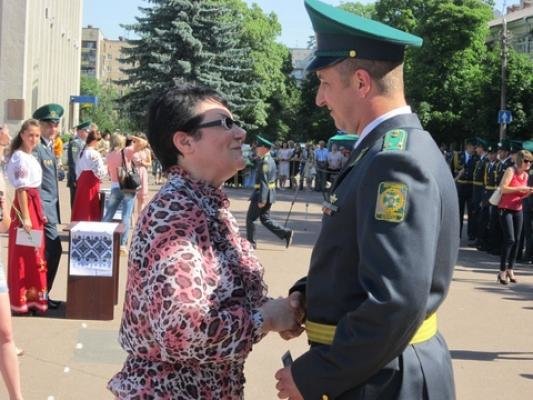 Випускники-прикордонники обіймалися, пили шампанське та роздавали гроші , фото №4 на сайті vsim.ua