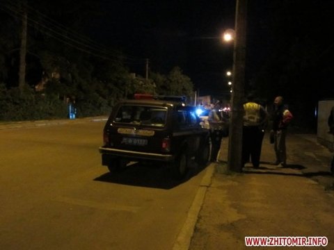 ДТП в Житомирі: Volkswagen розвернуло майже на 180 градусів і викинуло на тротуар на сайті 20minut.ua ДТП в Житомирі: Volkswagen розвернуло майже на 180 градусів і викинуло на тротуар, фото №4 на сайті 20minut.ua