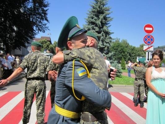 Випускники-прикордонники обіймалися, пили шампанське та роздавали гроші , фото №14 на сайті vsim.ua
