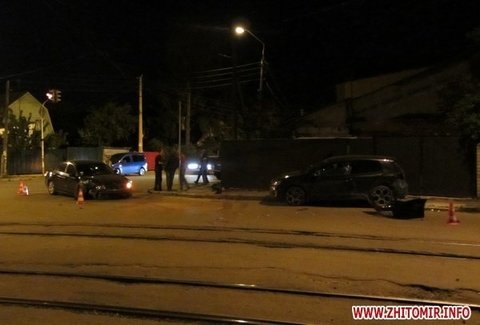 ДТП в Житомирі: Volkswagen розвернуло майже на 180 градусів і викинуло на тротуар на сайті 20minut.ua ДТП в Житомирі: Volkswagen розвернуло майже на 180 градусів і викинуло на тротуар, фото №1 на сайті 20minut.ua