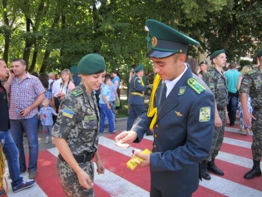 Випускники-прикордонники обіймалися, пили шампанське та роздавали гроші , фото №3 на сайті vsim.ua