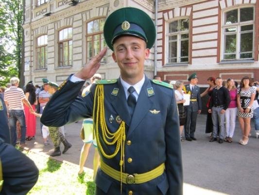 Випускники-прикордонники обіймалися, пили шампанське та роздавали гроші , фото №7 на сайті vsim.ua