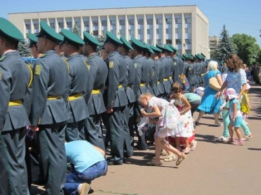 Випускники-прикордонники обіймалися, пили шампанське та роздавали гроші , фото №5 на сайті vsim.ua