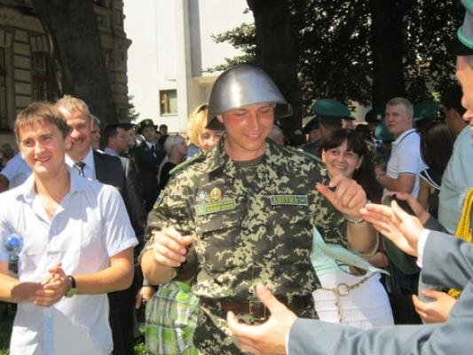 Випускники-прикордонники обіймалися, пили шампанське та роздавали гроші , фото №10 на сайті vsim.ua