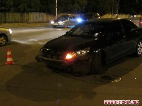 ДТП в Житомирі: Volkswagen розвернуло майже на 180 градусів і викинуло на тротуар на сайті 20minut.ua ДТП в Житомирі: Volkswagen розвернуло майже на 180 градусів і викинуло на тротуар, фото №3 на сайті 20minut.ua