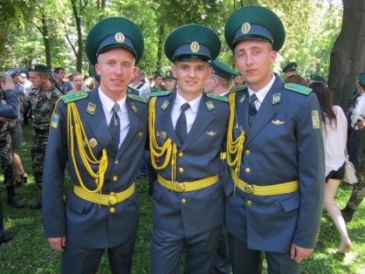 Випускники-прикордонники обіймалися, пили шампанське та роздавали гроші , фото №6 на сайті vsim.ua