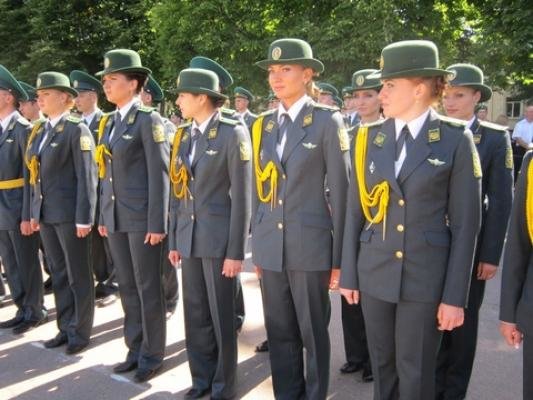 Випускники-прикордонники обіймалися, пили шампанське та роздавали гроші , фото №2 на сайті vsim.ua