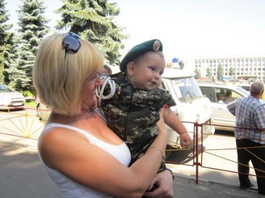 Випускники-прикордонники обіймалися, пили шампанське та роздавали гроші , фото №13 на сайті vsim.ua