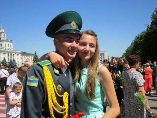 Випускники-прикордонники обіймалися, пили шампанське та роздавали гроші , фото №8 на сайті vsim.ua