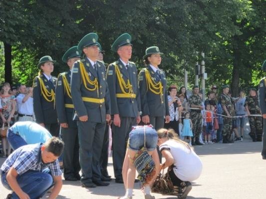 Випускники-прикордонники обіймалися, пили шампанське та роздавали гроші , фото №12 на сайті vsim.ua