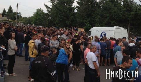 У Врадіївці - повстання. Тисяча людей розгромили райвідділок, міліція відстрілюється на сайті 20minut.ua У Врадіївці - повстання. Тисяча людей розгромили райвідділок, міліція відстрілюється, фото №4 на сайті 20minut.ua