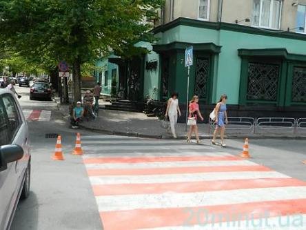 Фото дня: Фарбують пішохідний перехід біля обладміністрації, фото №1 на сайті 20minut.ua