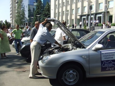 Сергій Арбузов у Вінниці «вручив» 35 китайських авто на сайті 20minut.ua Сергій Арбузов у Вінниці «вручив» 35 китайських авто , фото №8 на сайті 20minut.ua