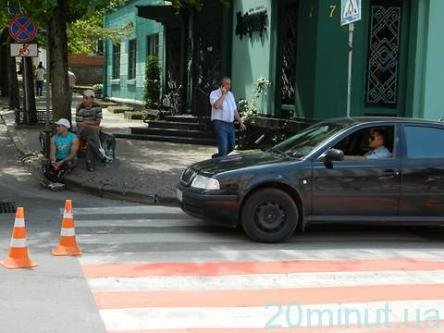 Фото дня: Фарбують пішохідний перехід біля обладміністрації, фото №2 на сайті 20minut.ua