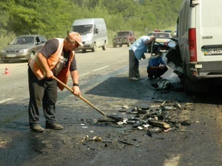 Біля Шляхтинців аварія. Загинув працівник УБОЗу, є травмовані на сайті 20minut.ua Біля Шляхтинців аварія. Загинув працівник УБОЗу, є травмовані, фото №2 на сайті 20minut.ua