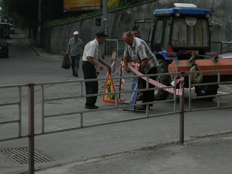 Фото дня:  Через реконструкцію мосту тернополяни лізуть на огорожу  , фото №1 на сайті 20minut.ua
