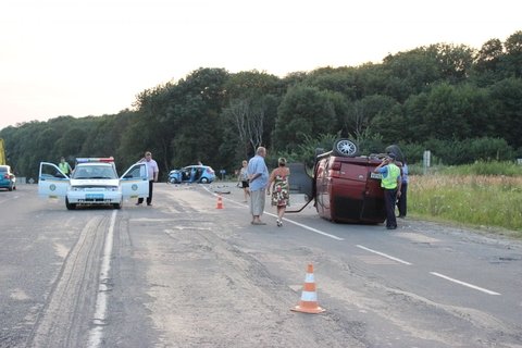 Поблизу Білої - аварія: перевернутий бус та побита легківка (ОНОВЛЕНО) на сайті 20minut.ua Поблизу Білої - аварія: перевернутий бус та побита легківка (ОНОВЛЕНО), фото №1 на сайті 20minut.ua