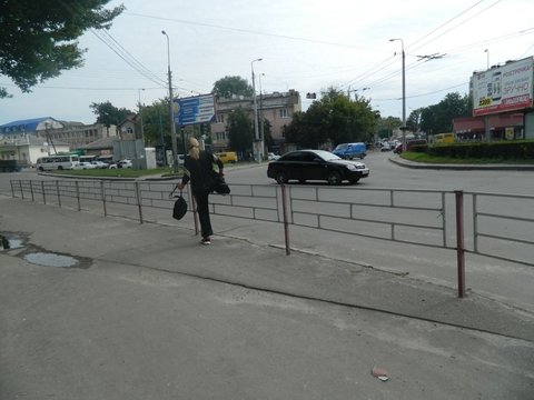 Фото дня:  Через реконструкцію мосту тернополяни лізуть на огорожу  , фото №4 на сайті 20minut.ua