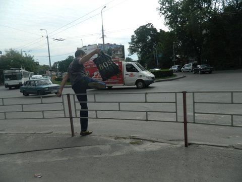 Фото дня:  Через реконструкцію мосту тернополяни лізуть на огорожу  , фото №5 на сайті 20minut.ua